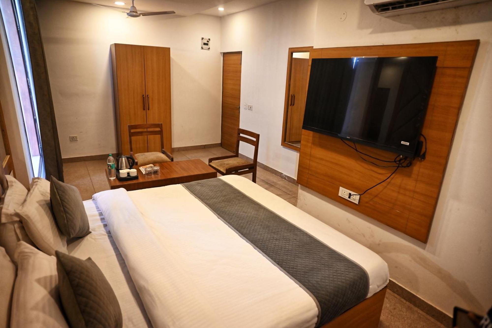 Hotel Lake View Chandīgarh Eksteriør billede
