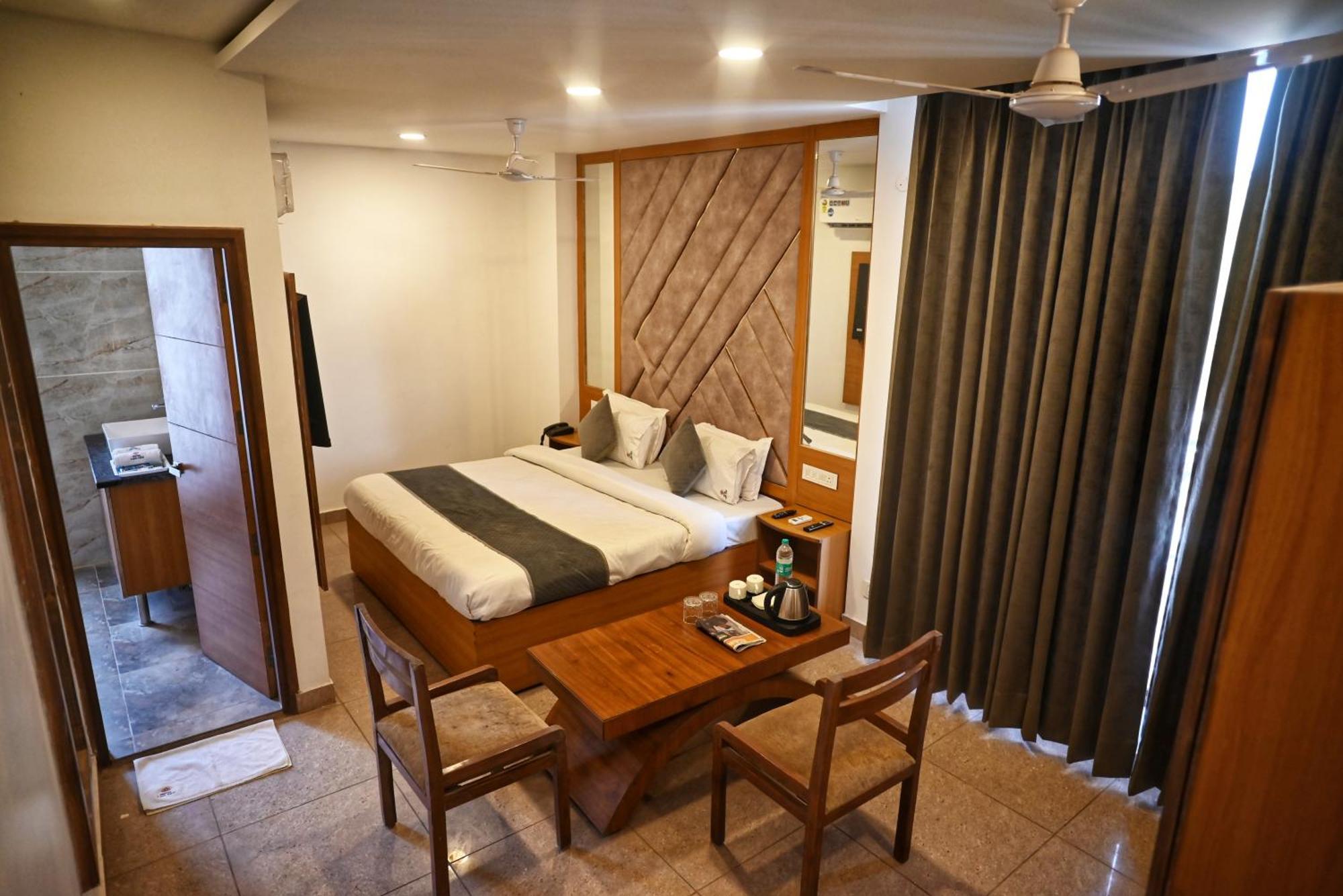 Hotel Lake View Chandīgarh Eksteriør billede