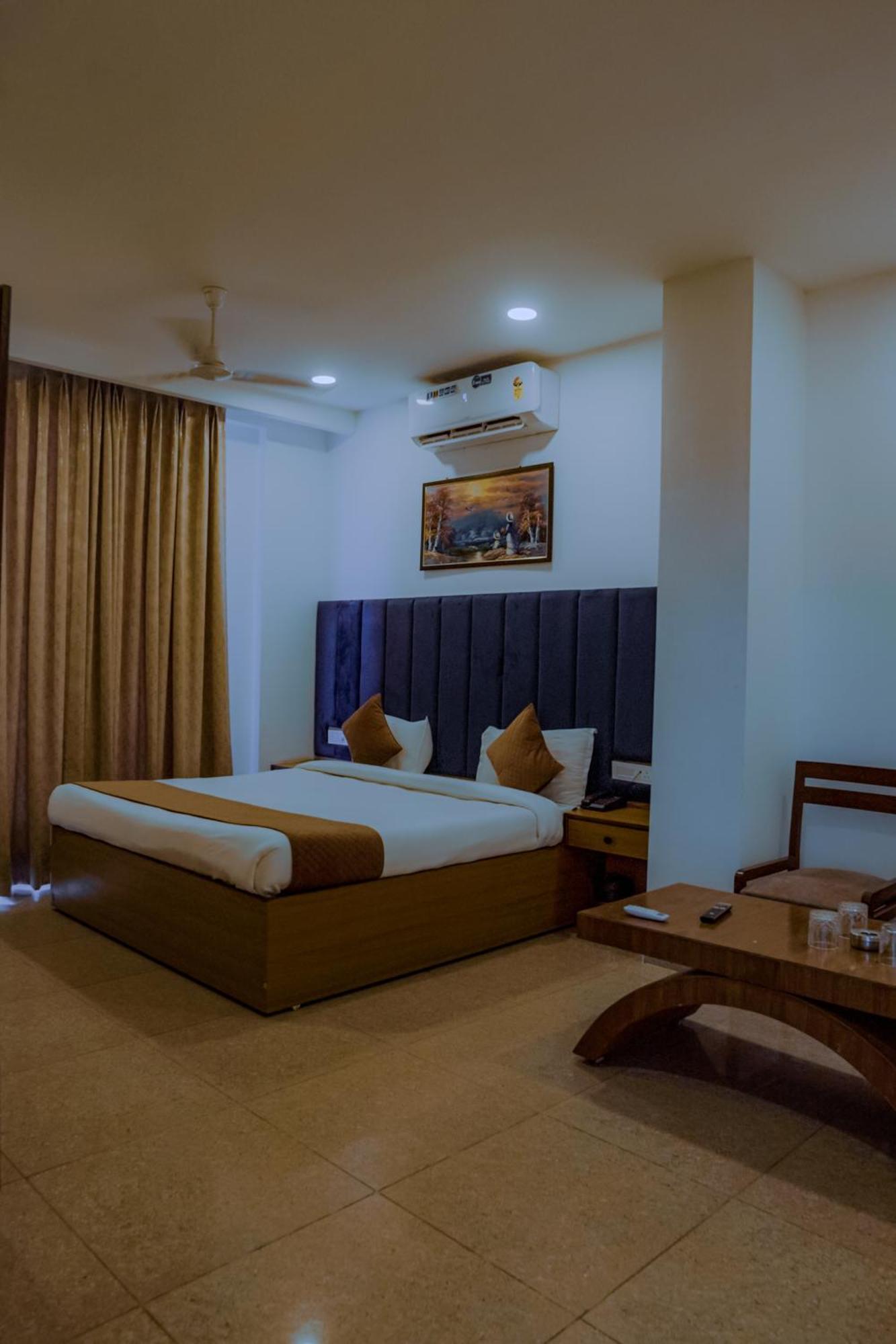 Hotel Lake View Chandīgarh Eksteriør billede