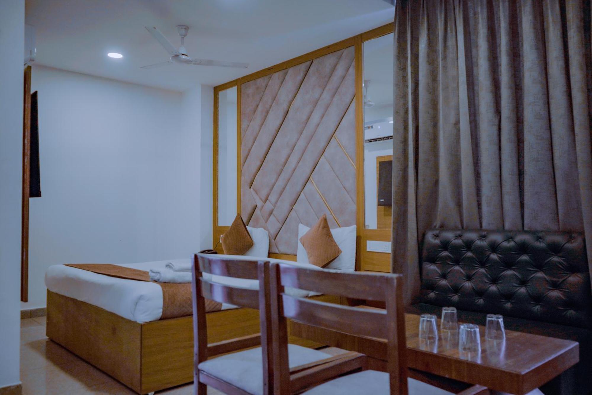 Hotel Lake View Chandīgarh Eksteriør billede